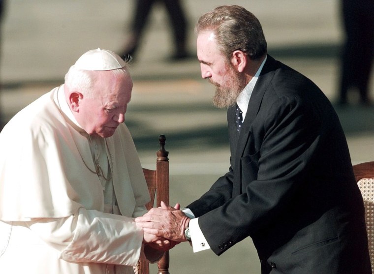Pope John Paul II shakes hands with Cuba